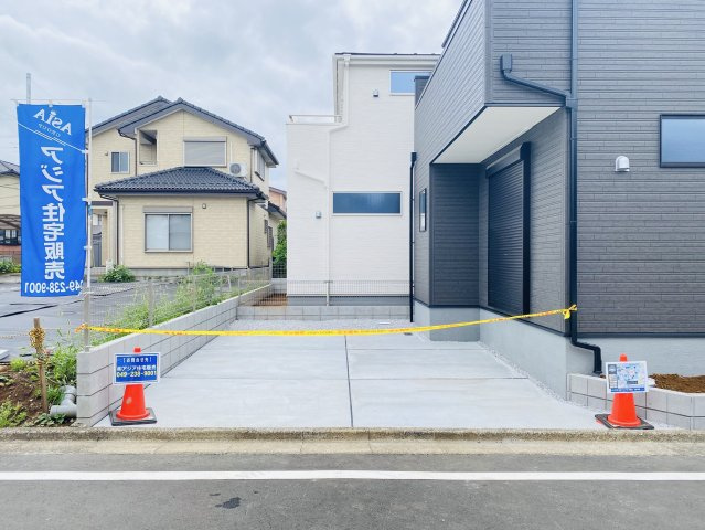 月々７万円台～　新築戸建　川越市かすみ野 第5の駐車場|現地（2025年6月）撮影　1号棟　カースペース並列駐車2台分可能(車種によります）