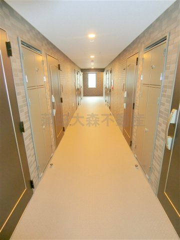 ルーブル大森西弐番館のその他共用部分|共用廊下　北側と南側に居室があり内廊下！？になっています。