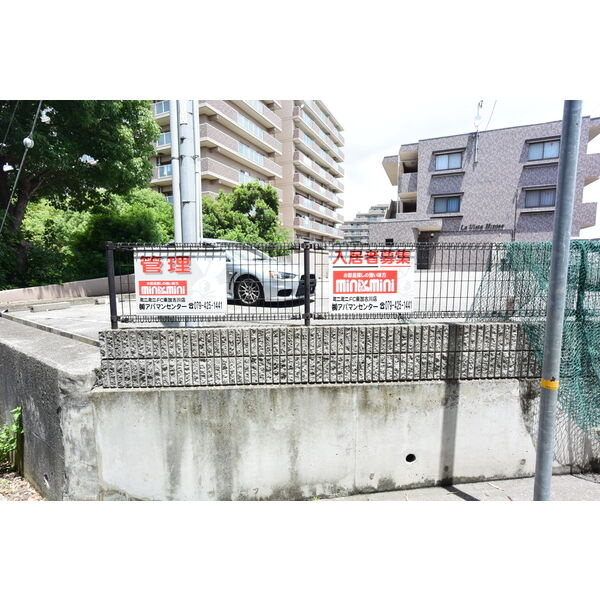 La Vista Hiroseの駐車場