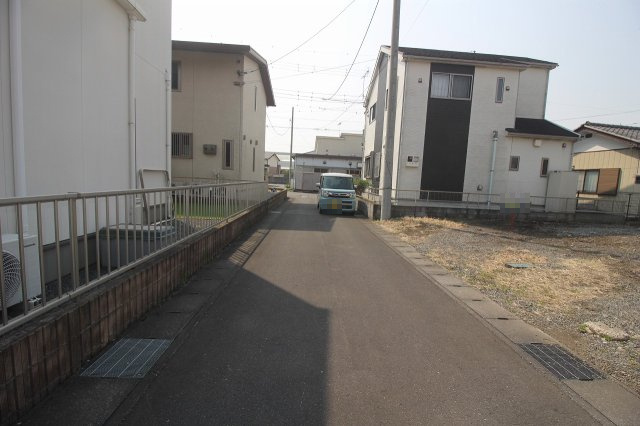 小山市犬塚の前面道路含む現地写真|東側道路（2025年3月撮影）