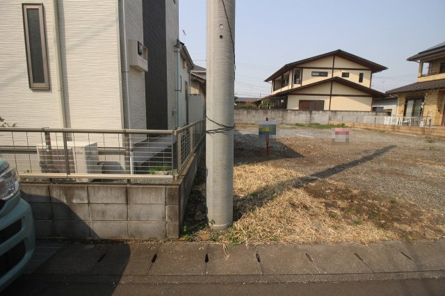 小山市犬塚の外観|南側との境界部分（2025年3月撮影）