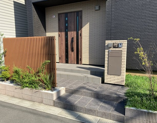 藤原戸建のエントランス