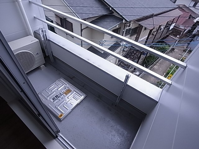 神戸市須磨区北町３丁目のアパートのバルコニー