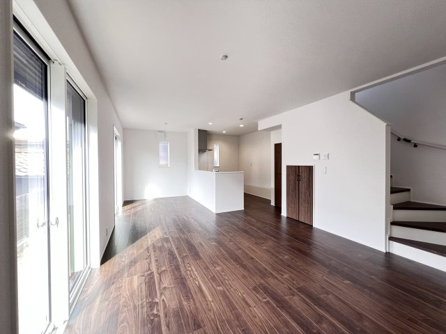 高浜市屋敷町23-1期　新築分譲住宅　２号棟の居間・リビング|LDK16帖