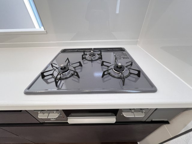 高浜市屋敷町23-1期　新築分譲住宅　２号棟のキッチン|3口コンロです。