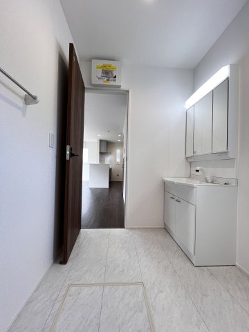 高浜市屋敷町23-1期　新築分譲住宅　２号棟の洗面所|広々として洗面脱衣室には、ホスクリーン付きです。