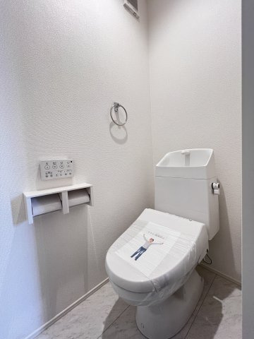 高浜市屋敷町23-1期　新築分譲住宅　２号棟のトイレ