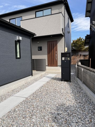 高浜市屋敷町23-1期　新築分譲住宅　２号棟の外観|落ち着いた色の外観です。リビングシャッター付き。