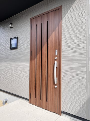 高浜市屋敷町23-1期　新築分譲住宅　２号棟の玄関