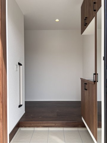 高浜市屋敷町23-1期　新築分譲住宅　２号棟の玄関