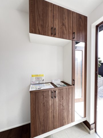 高浜市屋敷町23-1期　新築分譲住宅　２号棟の収納|シューズボックス。鏡がついているのが嬉しいポイントですね！