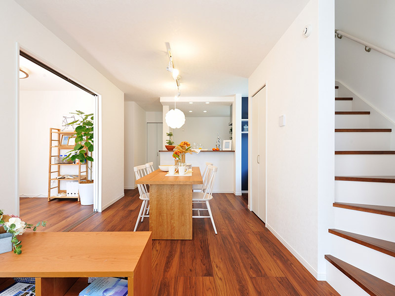 仲介手数料不要　KEIAIスターTERRACE北区楠２期【楡木小・楠中】の居間・リビング|【リビングイン階段】家族とのコミュニケーションは、住まいづくりの基本です。玄関から廊下を通って直接自分の部屋に入ってしまうのではなく、一度リビングに必ず通ることで家族のコミニケーションを促進します。