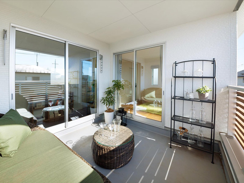 仲介手数料不要　KEIAIスターTERRACE北区楠２期【楡木小・楠中】のバルコニー|椅子とテーブルを置けば、オープンエアーのアウトドアリビングに。読書を楽しんだり、家族で食事をしたりとライフスタイルに合わせた使い方が可能です。また夏には水遊びなど、子供にとっては良い遊び場となります。