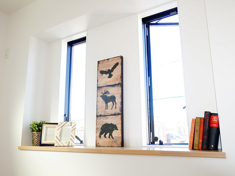 仲介手数料不要　KEIAIスターTERRACE菊池郡大津町３期【大津小・大津中】の内装|【出窓カウンター】陽光射し込む出窓カウンターにお気に入りの写真や観葉植物を置く。書籍を並べる。サイドテーブルの様に携帯電話の置き場にする。ディスプレイと収納機能を備えた使い勝手のよいカウンターです。