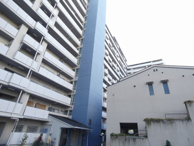 【外観】 | 藤和さやまハイタウンB棟 | 両面バルコニーですので、洗濯物が干しやすそうですよ！南東面バルコニーですので、日当り良好で洗濯物が良く乾きそうですね！