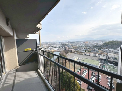 【バルコニー】 | 藤和さやまハイタウンB棟 | 両面バルコニーですので、洗濯物が干しやすそうですよ！南東面バルコニーですので、日当り良好で洗濯物が良く乾きそうですね！