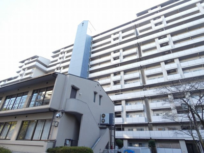 【外観】 | 藤和さやまハイタウンB棟 | 玄関にシューズボックスありますよ♪玄関周りもスッキリ片付きますね！