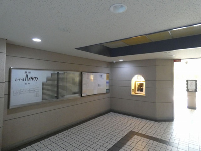 【エントランス】 | 藤和さやまハイタウンB棟 | ファミリーマートまで徒歩６分♪サンドラッグまで徒歩８分♪コーナンまで徒歩１４分♪ジョーシンまで徒歩１６分♪お買い物に便利な立地ですよ！