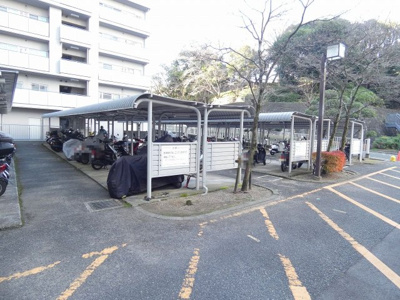 【駐輪場】 | 藤和さやまハイタウンB棟 | 駐輪場に屋根があるので、雨の日に自転車が濡れにくく嬉しいですね♪
