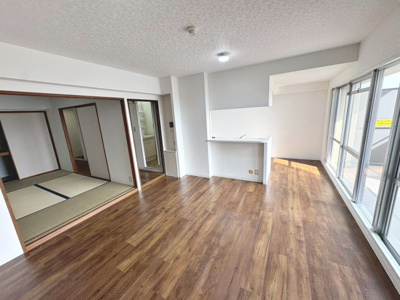 【居間・リビング】 | 藤和さやまハイタウンB棟 | 【令和７年３月末リフォーム済】キレイなお家ですぐに新生活をスタート出来ますね！資料請求だけでもお気軽にお問い合わせ下さい！