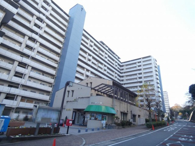 【外観】 | 藤和さやまハイタウンB棟 | 約１３．３帖のＬＤＫはその広さからパソコンスペースや家事スペース、おもちゃスペースなど様々な空間を演出できる「ゆとり」があります！ご家族が一つの空間に集まれば自然と会話が弾みます♪