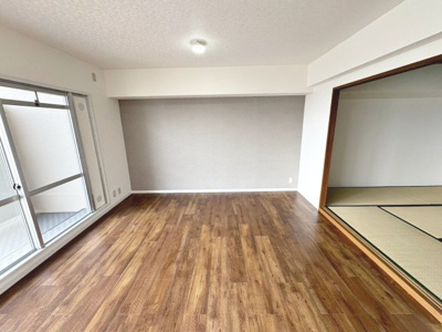 【居間・リビング】 | 藤和さやまハイタウンB棟 | 約１３．３帖のＬＤＫはその広さからパソコンスペースや家事スペース、おもちゃスペースなど様々な空間を演出できる「ゆとり」があります！ご家族が一つの空間に集まれば自然と会話が弾みます♪