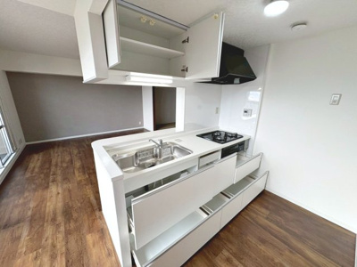 【キッチン】 | 藤和さやまハイタウンB棟 | 【システムキッチン新調】キレイなキッチンで毎日のお料理も気持ち良く出来ますね♪ママの憧れカウンターキッチンですので、家族と会話しながら楽しくお料理できますね！