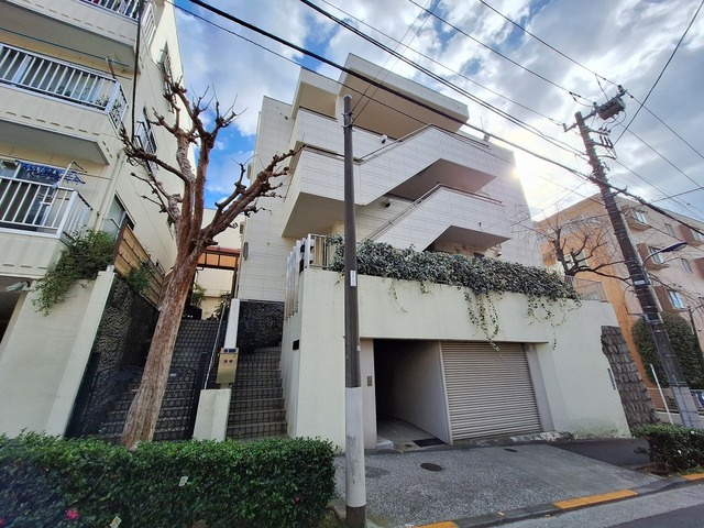 メゾン日比のエントランス|高台立地のヘーベルメゾン