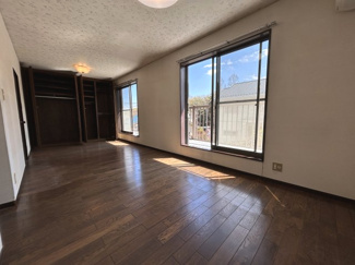 【洋室】 | 金沢区能見台３丁目　戸建 | 南側の明るい洋室約１２．５帖。ご家族構成に合わせて２部屋に分けることもできます。