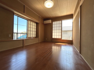 【洋室】 | 金沢区能見台３丁目　戸建 | 南東側の明るい洋室約６帖。押入れあり、納戸にも隣接しています。