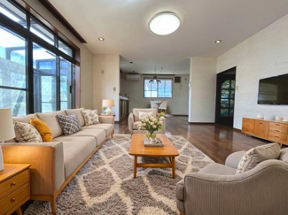 【居間・リビング】 | 金沢区能見台３丁目　戸建 | リビング家具配置例（バーチャルステージングのため家具付き販売ではありません。）