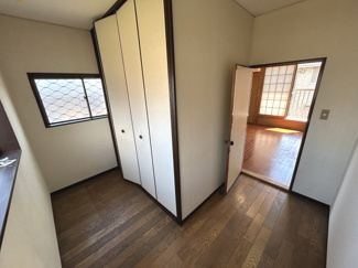 【収納】 | 金沢区能見台３丁目　戸建 | 納戸にはクローゼットもあり収納豊富。