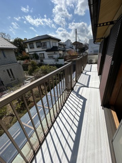 【バルコニー】 | 金沢区能見台３丁目　戸建 | 隣接住戸との空間は十分にありますので、日当たり風通し良好です。