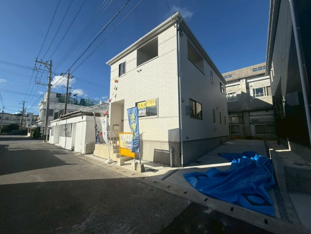 ♡♡沖縄市安慶田第1-２号棟（全2棟）の前面道路含む現地写真