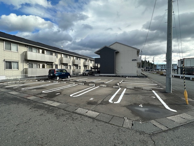 北上市さくら通り５丁目の一棟アパートの駐車場