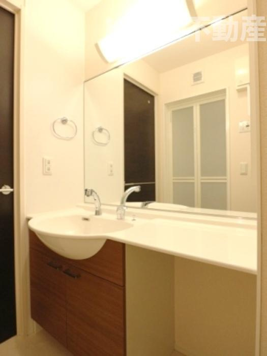 ボナール酒井根 Ⅲ号棟の洗面所|明るい洗面所です