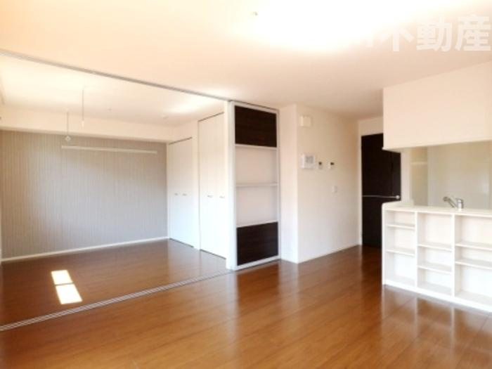 ボナール酒井根 Ⅲ号棟の居間・リビング|ゆったりとしたリビングです