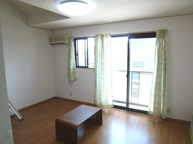 シャルムの寝室|※現在はカーテン等はありません