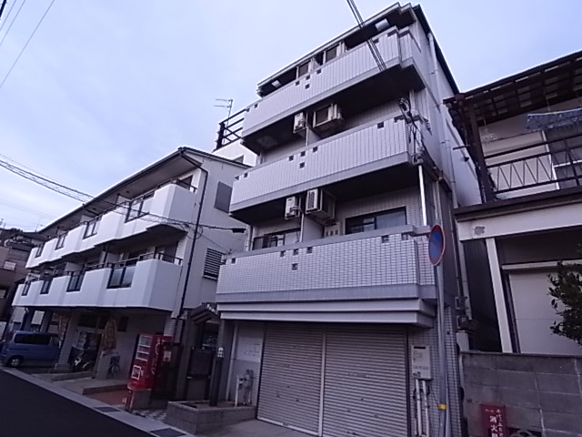 エスコートパレスの外観