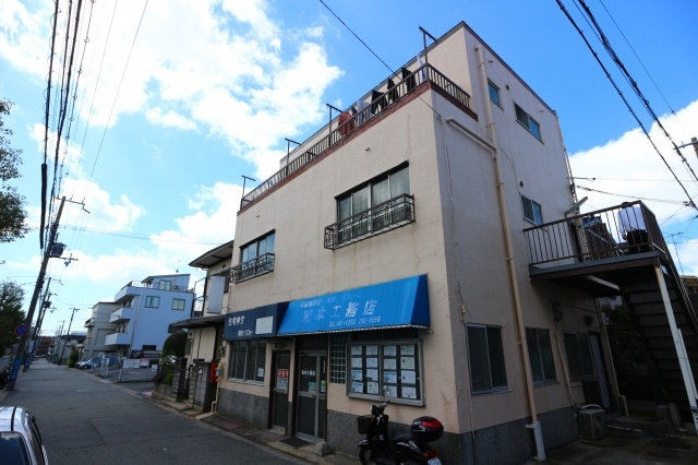 西本コーポラスの外観