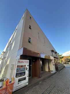 【外観】 | グリーンライン「北山田」駅まで徒歩2分の便利な立地！6階建てマンションの3階部分にある事業用区画です♪