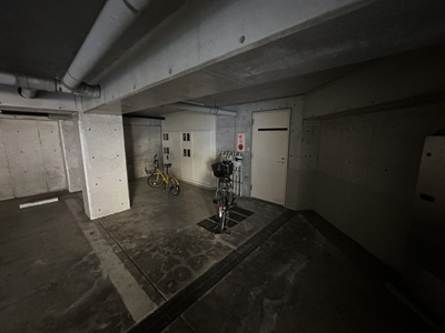 【その他共用部分】 | 佐々木ビル | 1階部分にある屋内駐輪場をご利用可能です☆自転車はちょっとした移動手段に便利ですよね！