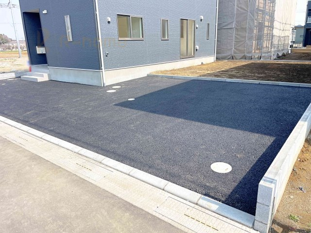 笠間市旭町第5　新築戸建て　1号棟の駐車場|カースペースは3台完備。ゲスト用のスペースも確保できますね♪