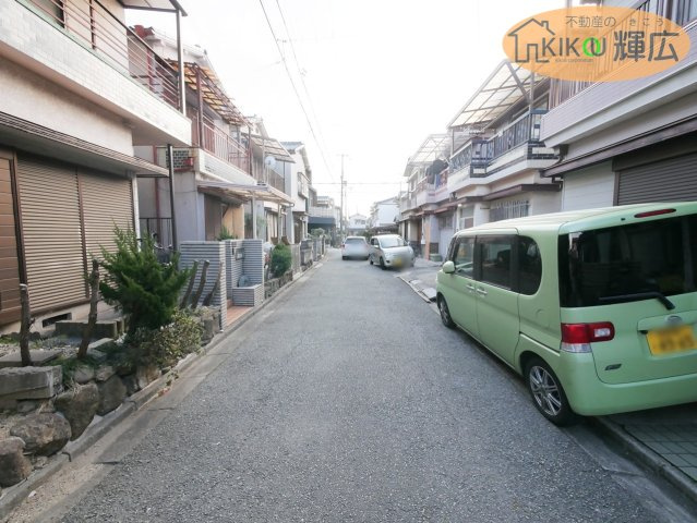 加古川市別府町別府オーナーチェンジ　中古戸建の前面道路含む現地写真|幅員は約4メートルございます。