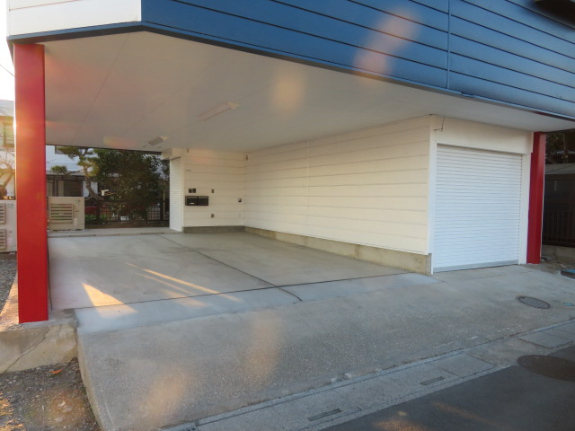 春日部市大沼５丁目のビルの駐車場