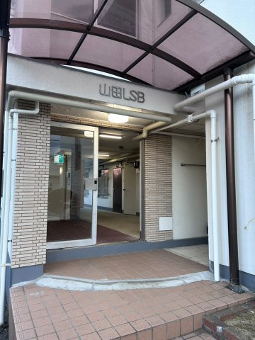 福島県郡山市鶴見坦　一棟マンションのエントランス