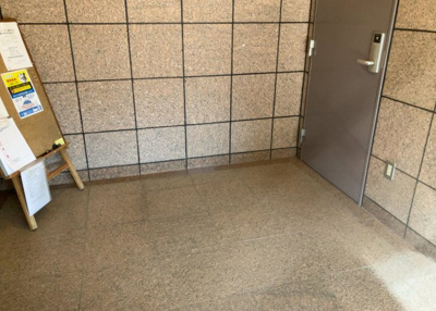 【ロビー】 | ドラゴンマンション小田急相模原壱番館 | ラウンジは、マンションの共用スペースに椅子やテーブルなどを配置した利用者が寛げる空間です。屋内型ラウンジと屋外型ラウンジがあります。共用部分の管理状況と合わせて、詳細については現地でご確認ください。