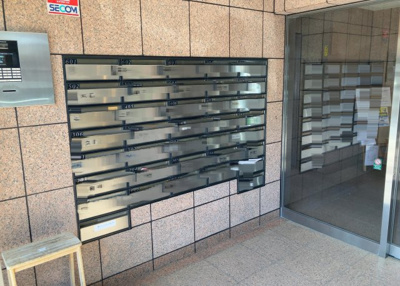 【設備】 | ドラゴンマンション小田急相模原壱番館 | エントランス付近に設置されている集合ポストは、住んでいる部屋と離れているため、ポストをあさるなど誰かに何かされていても被害に気づきにくいです。入居する時には他人に特定されにくい番号で鍵をかけましょう！