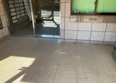 【ロビー】 | ドラゴンマンション小田急相模原壱番館 | ロビーというと、エントランスと何がちがうの？と思いますよね。実はロビーとエントランスには明確な決まりはありません。物件によっては、エントランスを入って広がるある程度の広さのある空間がロビーとなります。