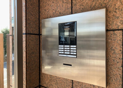 【防犯設備】 | ドラゴンマンション小田急相模原壱番館 | 当然のことではありますが、オートロックやセンサーライト、ホームセキュリティーなどの防犯設備があれば、小さいお子様がいるご家庭も安心ですよね！まず物件購入の際は、防犯設備もチェックするようにしましょう。